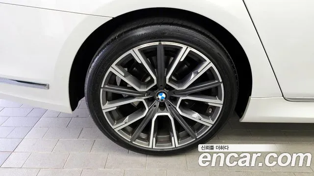 BMW 7-Series — Фото автомобиля 4