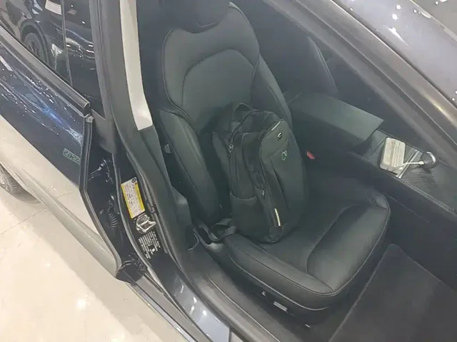 Tesla Model 3 — Фото автомобиля 24