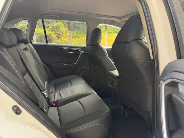 Toyota RAV4 — Фото автомобиля 6
