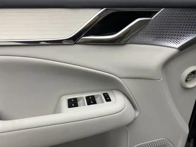 Volvo EM90 — Фото автомобиля 27
