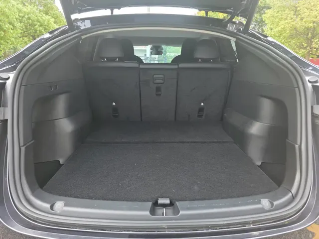 Tesla Model Y — Фото автомобиля 12