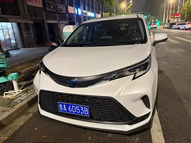 Toyota Granvia 2023 2.5L Hybrid Comfort Edition — Фото автомобиля 2