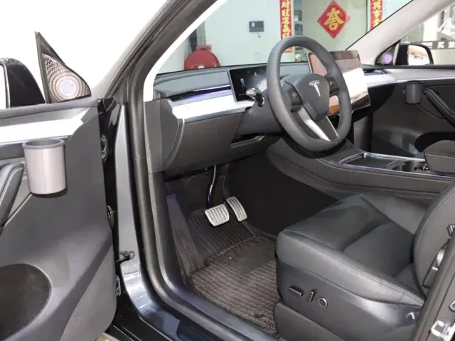 Tesla Model Y — Фото автомобиля 9