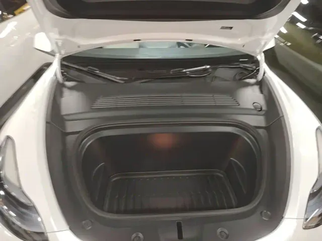Tesla Model Y — Фото автомобиля 19