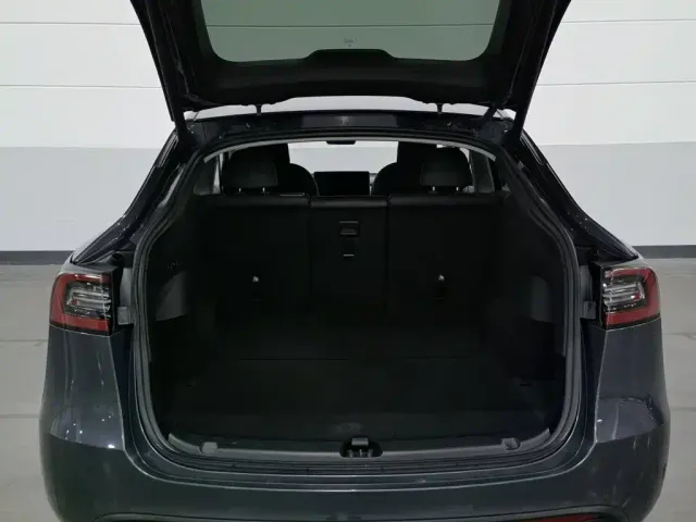 Tesla Model Y — Фото автомобиля 16
