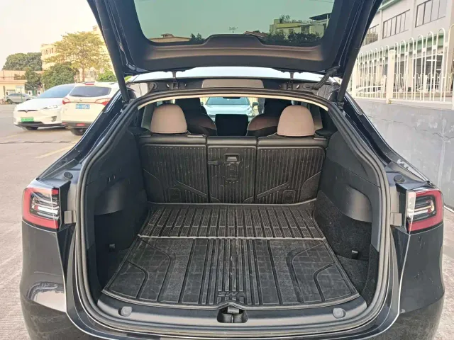 Tesla Model Y — Фото автомобиля 16