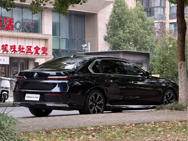 BMW 7 Series — Фото автомобиля 22