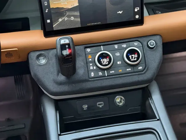 Land Rover Defender — Фото автомобиля 14