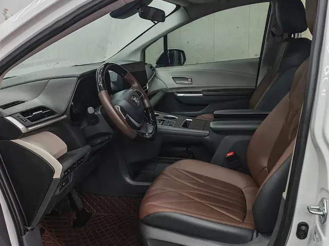 Toyota Sienna — Фото автомобиля 13
