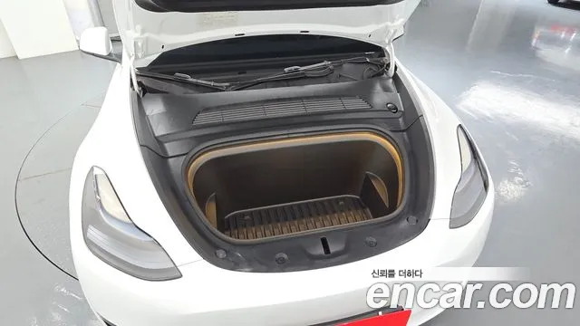 Tesla Model Y — Фото автомобиля 9
