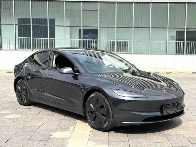 Tesla Model 3 — Фото автомобиля 2