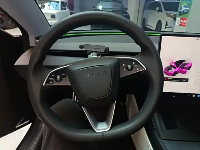 Tesla Model 3 — Фото автомобиля 10