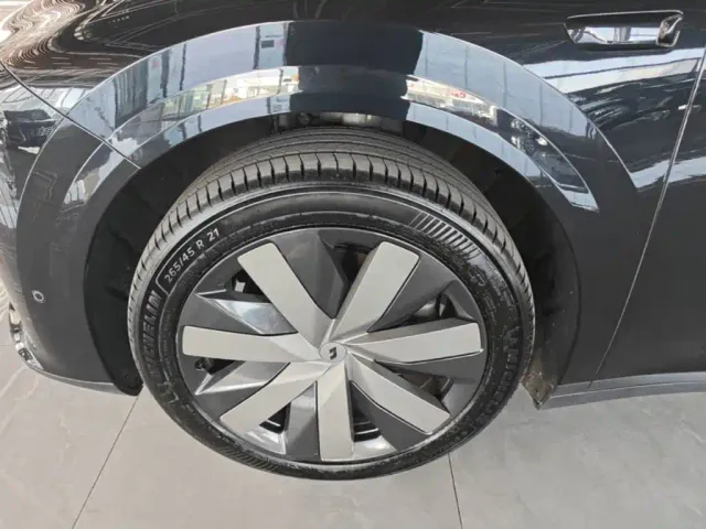 Li Auto i8 — Фото автомобиля 22