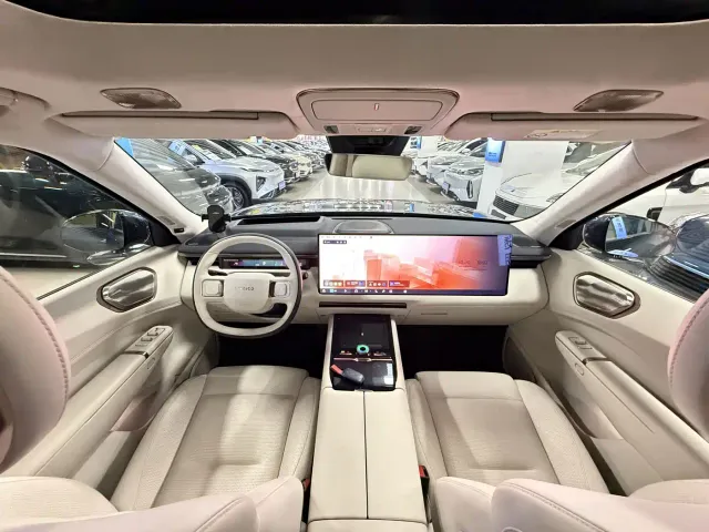 Lynk & Co 900 — Фото автомобиля 13