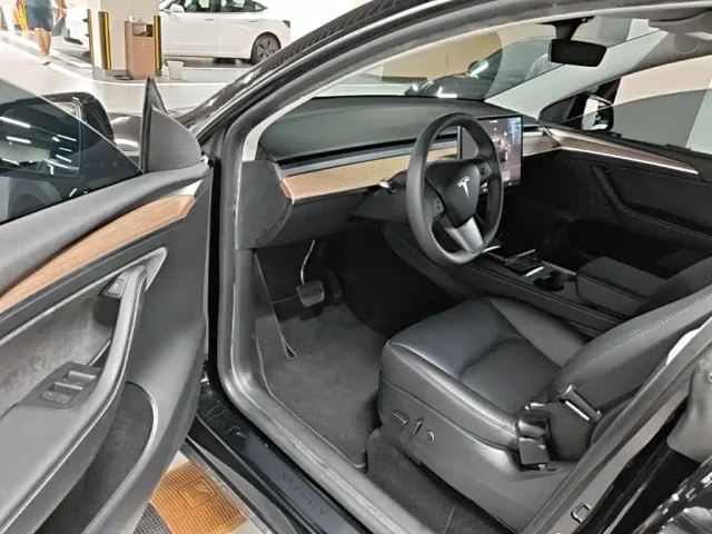 Tesla Model Y — Фото автомобиля 15