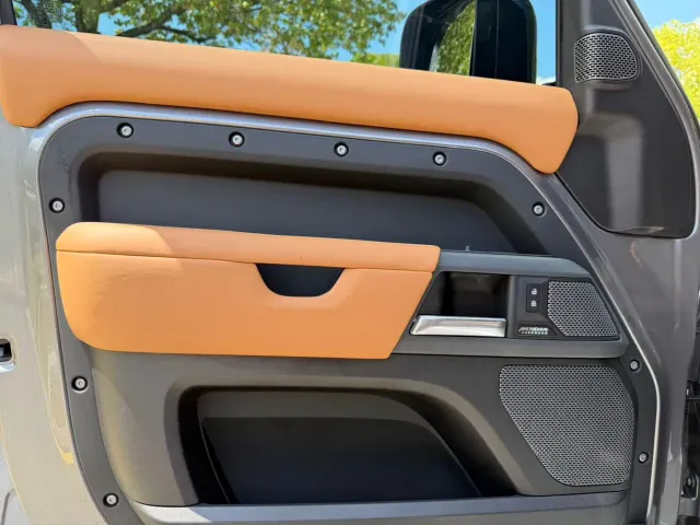 Land Rover Defender — Фото автомобиля 6