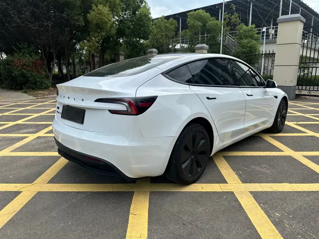 Tesla Model 3 — Фото автомобиля 6
