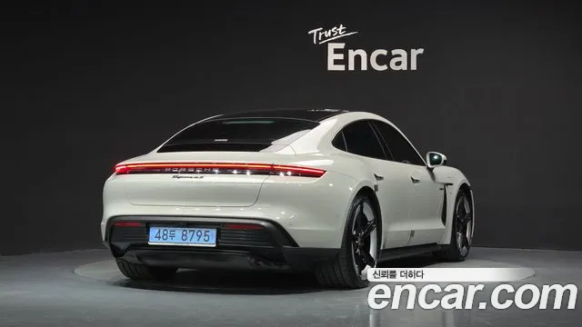 Porsche Taycan — Фото автомобиля 2