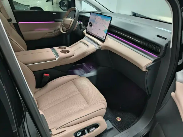 Xpeng X9 — Фото автомобиля 15