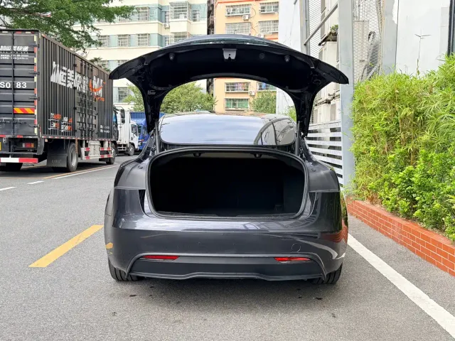 Tesla Model 3 — Фото автомобиля 6