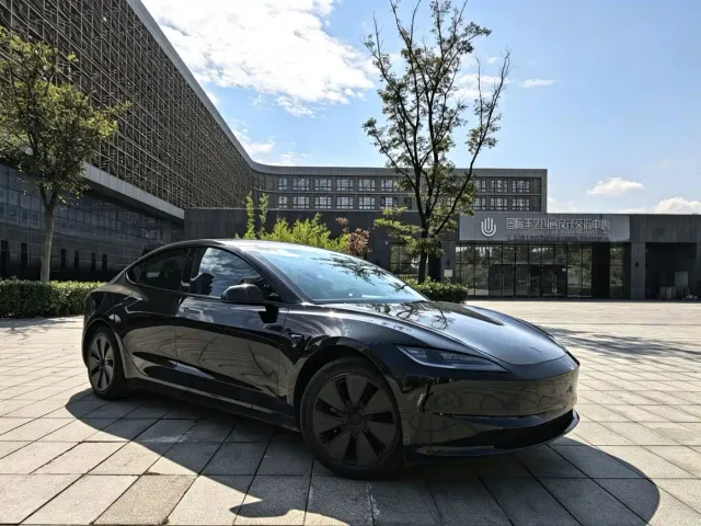 Tesla Model 3 — Фото автомобиля 2