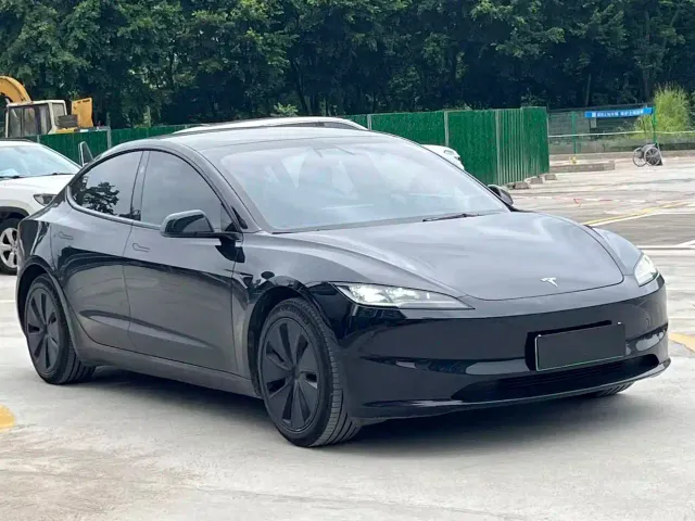 Tesla Model 3 — Фото автомобиля 3