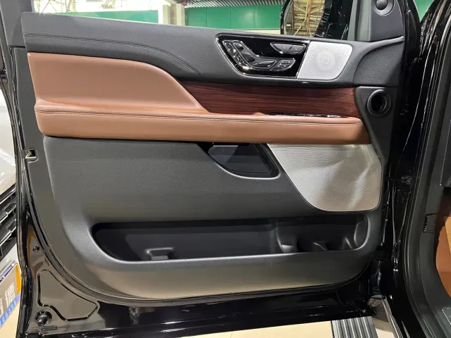 Lincoln Navigator — Фото автомобиля 7