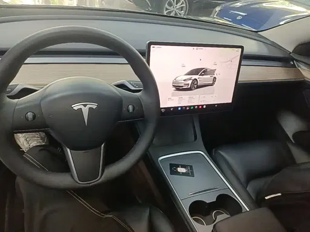 Tesla Model 3 — Фото автомобиля 9