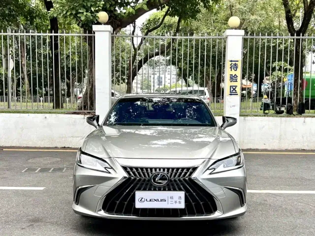 Lexus ES — Фото автомобиля 2