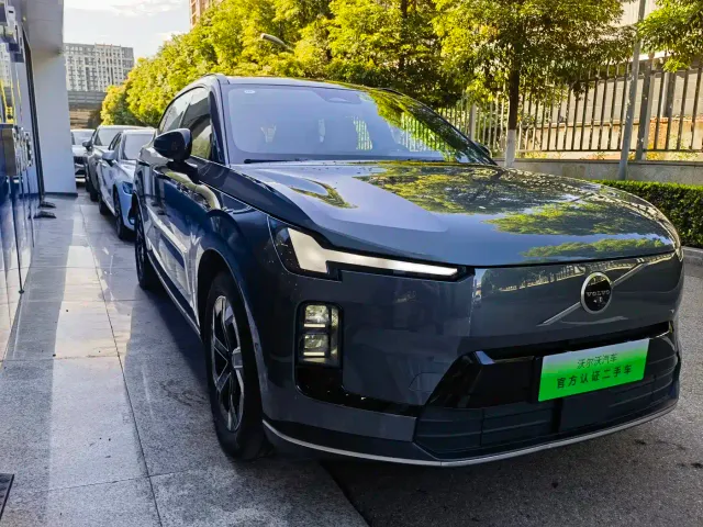 Volvo XC70 Plug-in Hybrid — Фото автомобиля 3