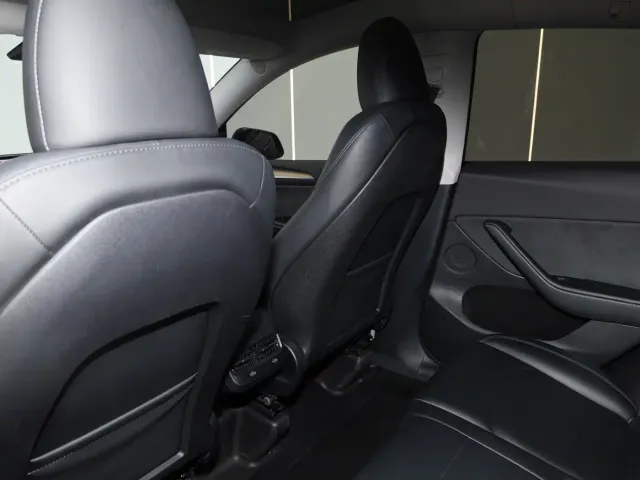 Tesla Model Y — Фото автомобиля 21