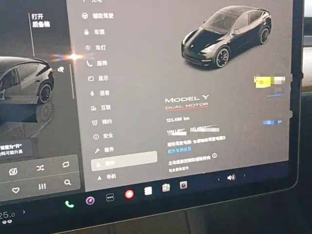 Tesla Model Y — Фото автомобиля 11