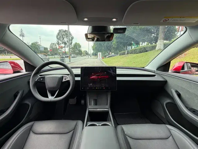 Tesla Model 3 — Фото автомобиля 12