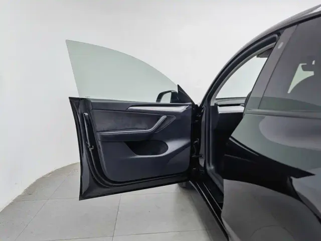 Tesla Model Y — Фото автомобиля 8