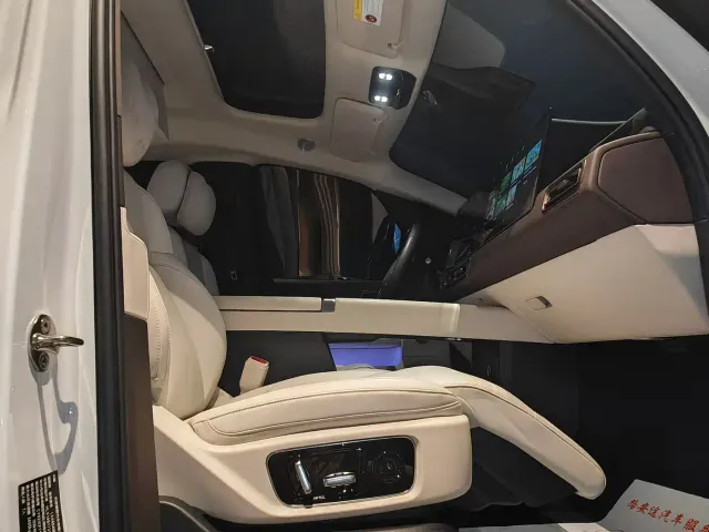Li Auto MEGA — Фото автомобиля 24