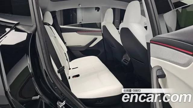 Tesla Model Y — Фото автомобиля 18