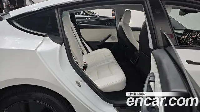 Tesla Model 3 — Фото автомобиля 12