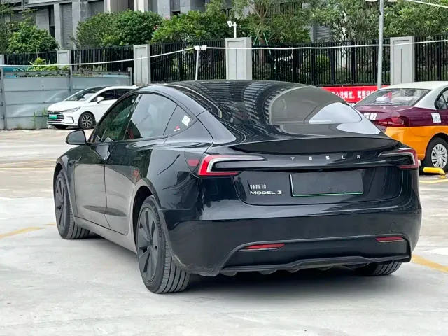 Tesla Model 3 — Фото автомобиля 16