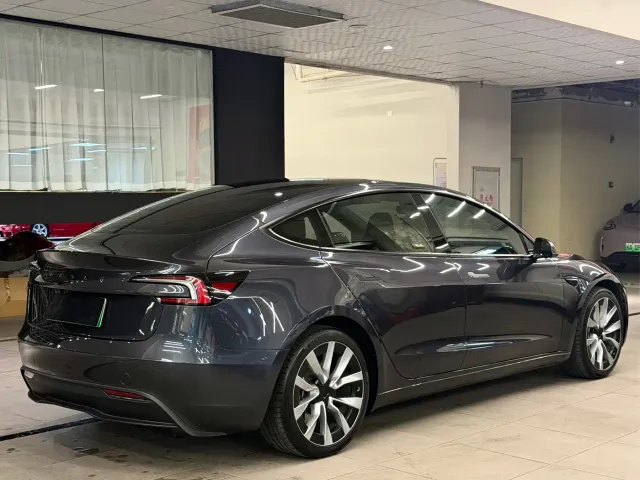 Tesla Model 3 — Фото автомобиля 3