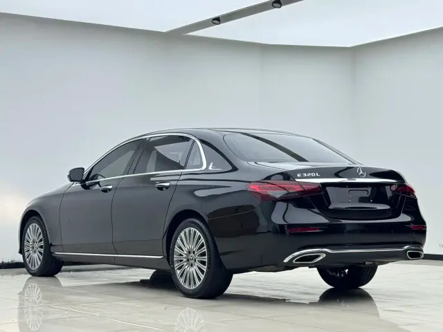 Mercedes-Benz E-Class — Фото автомобиля 12