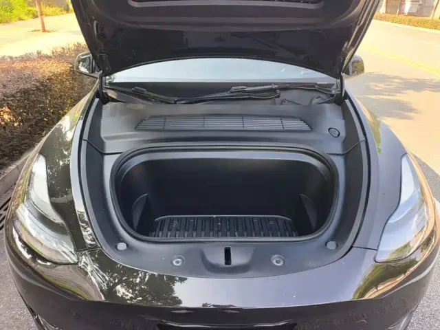 Tesla Model Y — Фото автомобиля 19