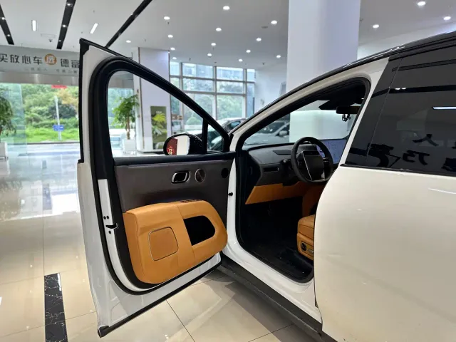 Li Auto i8 — Фото автомобиля 6