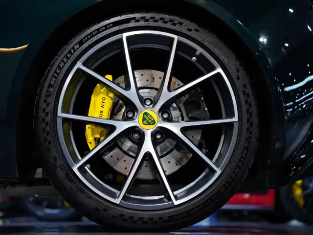 Lotus Emira — Фото автомобиля 4