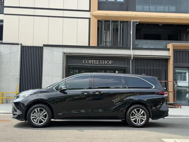 Toyota Sienna — Фото автомобиля 3
