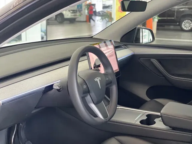 Tesla Model Y — Фото автомобиля 14