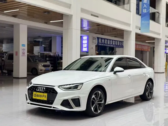 Фотография автомобиля — Audi A4L