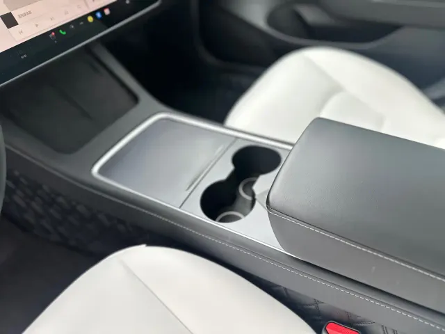 Tesla Model 3 — Фото автомобиля 11