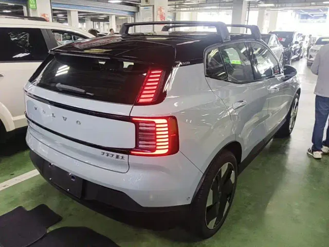 Volvo EX30 — Фото автомобиля 6
