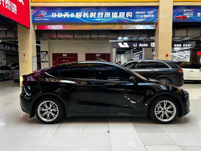 Tesla Model Y — Фото автомобиля 7