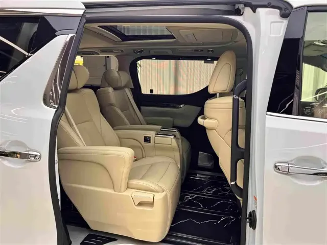 Toyota Alphard — Фото автомобиля 12